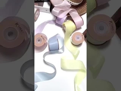 부드럽고 부드러운 직물 리본