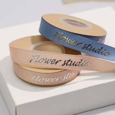 좋은 가격 맞춤형 3D 골드 포일 엠보스 사틴 크로그라인 리본 개인화 로고 인쇄 온라인으로