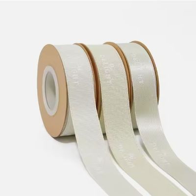 좋은 가격 크래프트 패키지용 맞춤 엠보스 리본 지속 가능한 폴리에스터 반짝이는 사틴 크로그라인 온라인으로