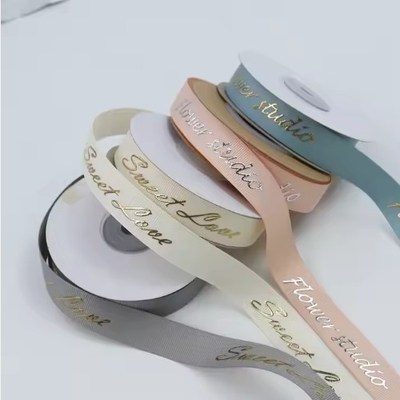 주문 선물 포장용 맞춤형 회색 반짝이는 3D 포일 프린팅 폴리에스터 크로그라인 리본 online manufacture