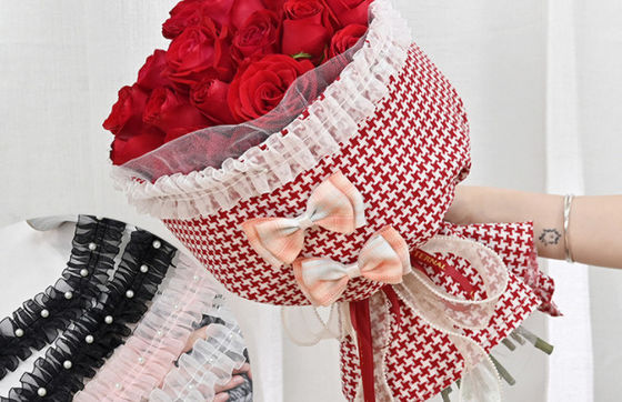 주문 꽃 포장 재료, 꽃 가게, 작은 향수 스타일, 둥근 직물 꽃받침조각 장식, 물결 접힌 리본 꽃받침조각 포장 온라인 제조