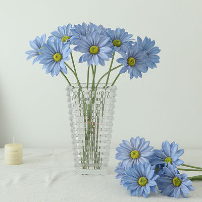 주문 3 조각의 가공 실크 천은 여름의 크라이산테모로 만들어졌습니다. 가정 결혼식 장식용 인공 꽃, 고급 느낌으로, 완성된 가공 꽃입니다. 온라인 제조