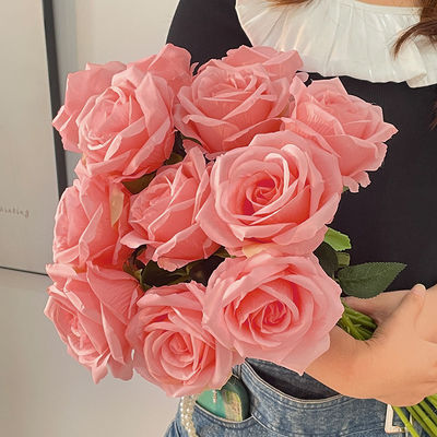 좋은 가격 에콰도르의 장미로 장식된 발렌타인 데이 홈 데코레이션 촬영을 위해 현실적인 터치로 얼음 파란색 장미 한 장을 조각했습니다. 온라인으로