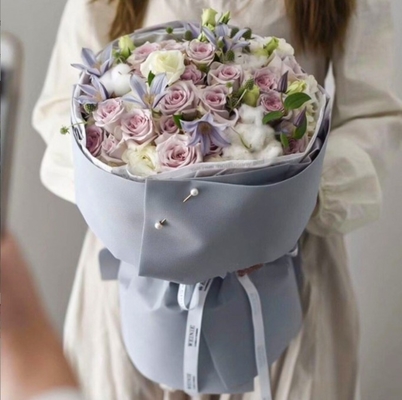 좋은 가격 방수 한국식 엠보스 종이 카핀 종이 꽃 예술 포장 58*58cm 플라스틱 둥근 꽃받침 온라인으로