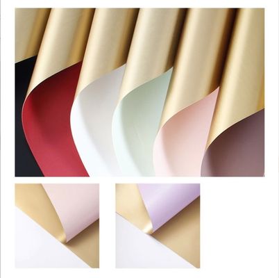 좋은 가격 플라스틱 꽃가루 포장 덩어리 포장 종이 발렌타인 데이 듀얼 컬러 필름 꽃 포장용 방수 금 종이 온라인으로