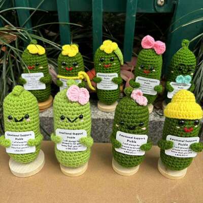 좋은 가격 Cute Positive Energy Emotional Cucumber Pickle Doll Hand-Knitted Crochet Doll Stress Relief Creative Gift Amigurumi Handmade Toy 온라인으로